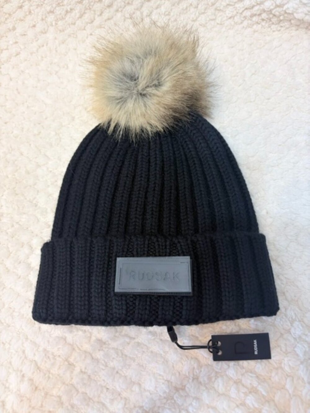 🖤 RUDSAK Anisa Black Knit Beanie Hat w/ Natural Fur Pom Pom NWT One Size 🖤